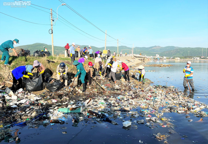 Ông Đỗ Tâm Hiển - Chủ tịch UBND thị xã Đức Phổ - cho biết sau đợt ra quân này, UBND thị xã Đức Phổ giao UBND phường Phổ Thạnh tiếp tục đẩy mạnh công tác tuyên truyền, yêu cầu người dân ký cam kết không vứt rác bừa bãi; đồng thời sẽ triển khai hệ thống camera theo dõi để xử phạt nghiêm các trường hợp vứt rác không đúng nơi quy định.