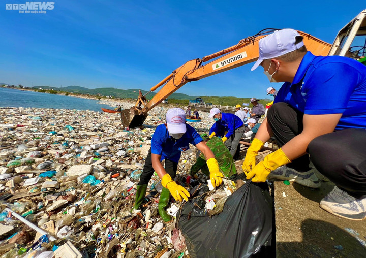 Theo ghi nhận, tại khu vực đầm nước mặn Sa Huỳnh, chính quyền thị xã Đức Phổ đã huy động hàng chục phương tiện cơ giới cùng các lực lượng tham gia vớt, thu gom rác thải cho vào bao, sau đó chuyển lên xe môi trường đưa đi xử lý. Ở những khu vực được dọn sạch, lực lượng y tế tiến hành phun thuốc khử trùng, trả lại môi trường trong lành, sạch sẽ.
