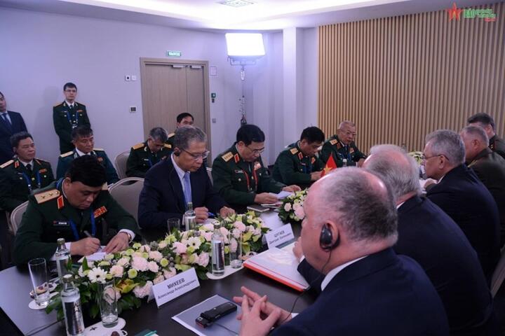 Đại tướng Phan Văn Giang và các thành viên đoàn Việt Nam tại cuộc hội đàm. (Ảnh: Quân đội Nhân dân)