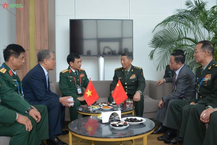 Bộ trưởng Phan Văn Giang gặp Bộ trưởng Bộ Quốc phòng Trung Quốc Lý Thượng Phúc.. (Ảnh: Quân đội Nhân dân)