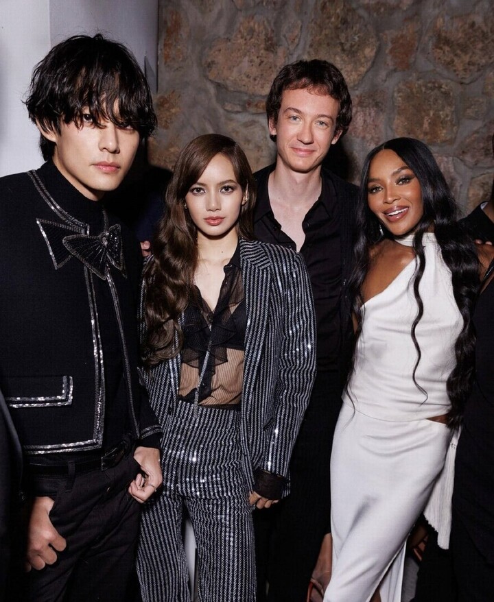 Lisa và bạn trai dự sinh nhật của siêu mẫu Naomi Campbell hồi tháng 5. Hai người ít thể hiện tình cảm dù nhiều lần bị người hâm mộ soi khoảnh khắc hẹn hò.