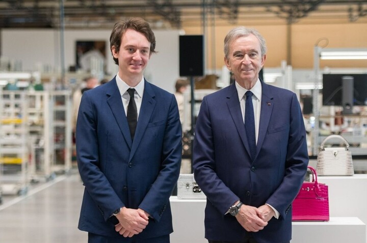 Frédéric Arnault, 28 tuổi, là con trai thứ tư của tỷ phú giàu nổi tiếng thế giới. Anh có nhiều nét giống bố, được cho là người thừa kế sáng giá của tập đoàn.