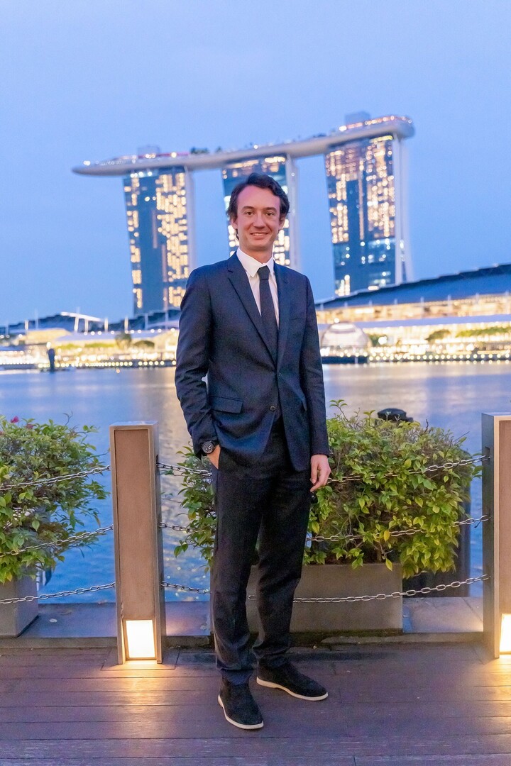 Trước khi trở thành giám đốc điều hành của thương hiệu đồng hồ xa xỉ Tag Heuer, Frédéric Arnault tốt nghiệp đại học danh tiếng École Polytechnique tại Pháp, thực tập tại công ty lớn như Facebook và McKinsey & Company.