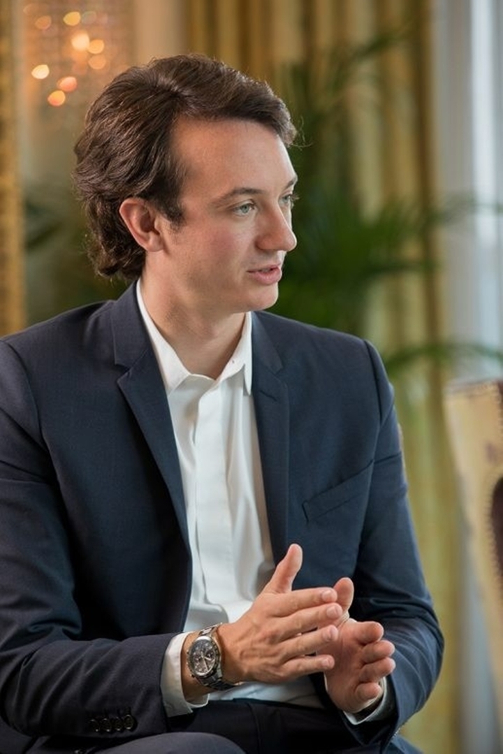 Trong vai trò giám đốc điều hành, Frédéric Arnault thường xuất hiện trước truyền thông với trang phục vest bảnh bao.