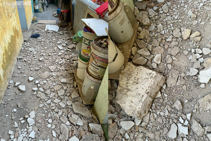 Bà Khổng Thị Mỳ (74 tuổi, người sống 36 năm ở khu chung cư) cho biết, ngày 20/7 vừa qua, khi bà vừa từ khu vực bếp (đặt tại hành lang) di chuyển vào trong nhà thì trần hành lang rơi từng mảng lớn. Gần 10 ngày sau, trần hành lang tiếp tục rơi xuống những mảng to khiến bà và những người xung quanh luôn bất an. (Ảnh: Người dân cung cấp).