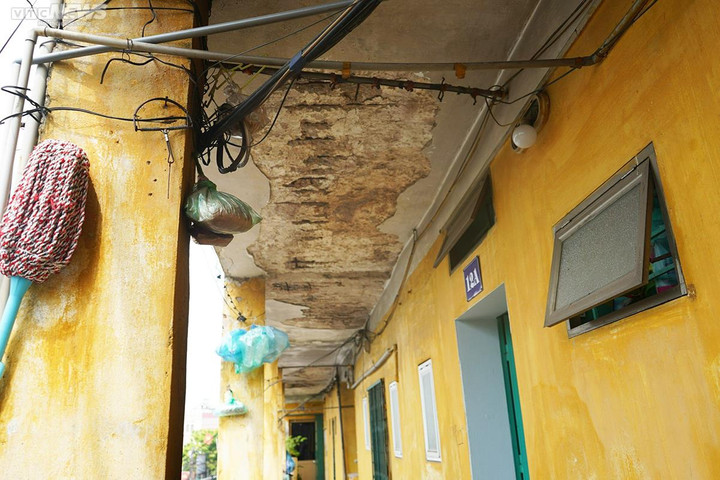 Chung cư 3 tầng Đ74 Nam Pháp ở phường Đằng Giang (Ngô Quyền, Hải Phòng) được xây dựng và đưa vào sử dụng hơn 40 năm nay. Theo phản ánh của gần 20 hộ dân sinh sống tại đây, khoảng 2 năm nay chung cư xuống cấp nghiêm trọng, đặc biệt trần nhà khu vực hành lang liên tục rơi từng mảng bê tông lớn, có những khối nặng tới 8 kg.