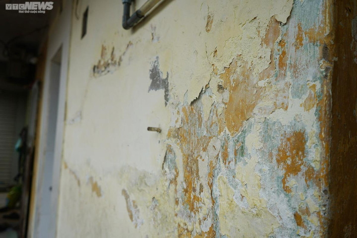 Phần lớn tường nhà đã bong tróc, ẩm mốc.