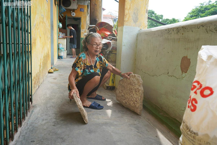 Điều khiến bà Mỳ lo lắng là khu vực hành lang nơi mọi người thường xuyên đi lại cũng trong tình trạng chắp vá. Không chỉ lớp vữa bảo vệ trần rơi mà lan can cũng nứt tứ tung. Những ngày trời mưa, nước còn chảy xuống hành lang, tường có thể bị đổ bất cứ lúc nào.