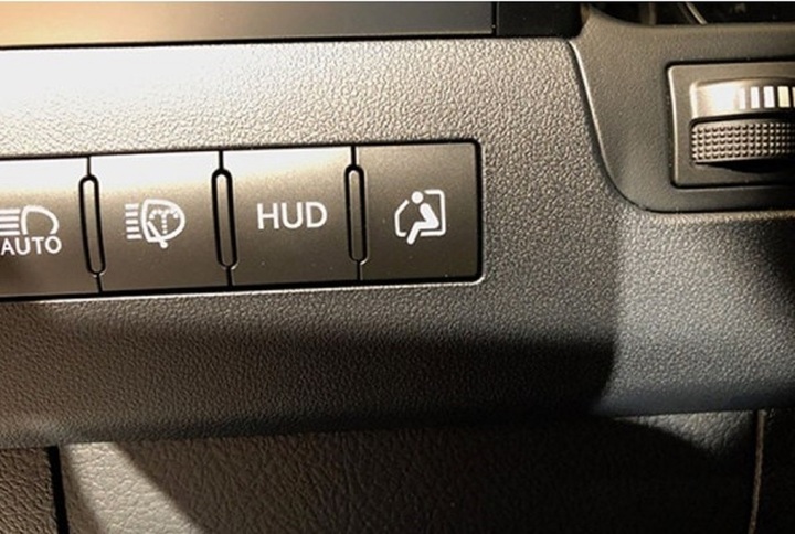 Nút có hình người xuất hiện trên Lexus LX 570 dùng để điều khiển một chức năng "Ra vào xe dễ dàng". Nếu nhấn nút này trên LX 570, hệ thống treo sẽ hạ thấp xuống một chút để bạn vào xe dễ dàng hơn trong lần sau.