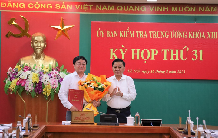 Chủ nhiệm Ủy viên Kiểm tra Trung ương Trần Cẩm Tú trao quyết định và chúc mừng ông Nguyễn Văn Quyết.