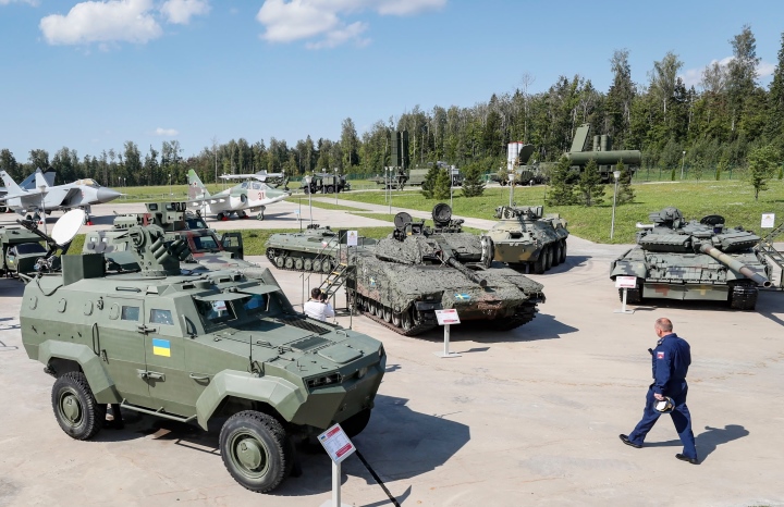Hơn 800 vũ khí và phương tiện quân sự phương Tây và Ukraine được Nga trưng bày tại Army-2023. (Ảnh: EPA)