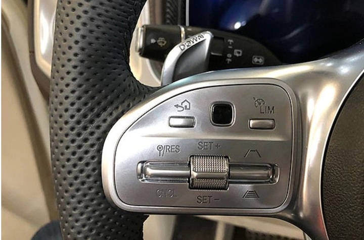 Nút bấm ngôi nhà với một mũi tên nhỏ có chức năng đưa màn hình đồng hồ lái trở lại giao diện chính nếu người dùng bị lạc trong nhiều màn hình phụ khác nhau.