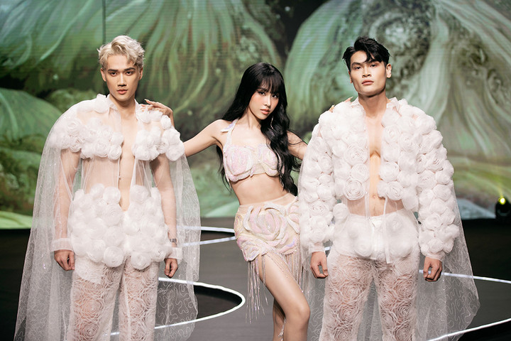 Tiếp đó, Lê Nguyễn Ngọc Hằng - Miss Intercontinental Vietnam 2023 cùng Á quân The Face Vietnam 2023 Minh Toại và Á quân Nam vương thế giới 2023 Khánh Lâm mở màn vô cùng ấn tượng cho BST “Rose Thorns" đến từ NTK Ivan Trần.