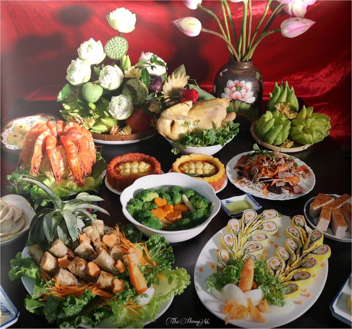 Ngoài mâm cỗ chay, chị Thu Hương cũng tự tay chuẩn bị cả mâm cỗ mặn với những món ăn cầu kỳ, bày biện rất đẹp mắt.