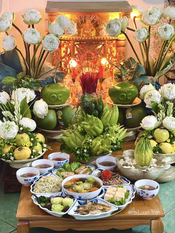 Chị Loan Trần (Hà Nội) kỳ công chuẩn bị hoa thơm quả đẹp cùng một mâm cỗ chay đẹp mắt để cúng mùng 1 tháng 7 Âm lịch.