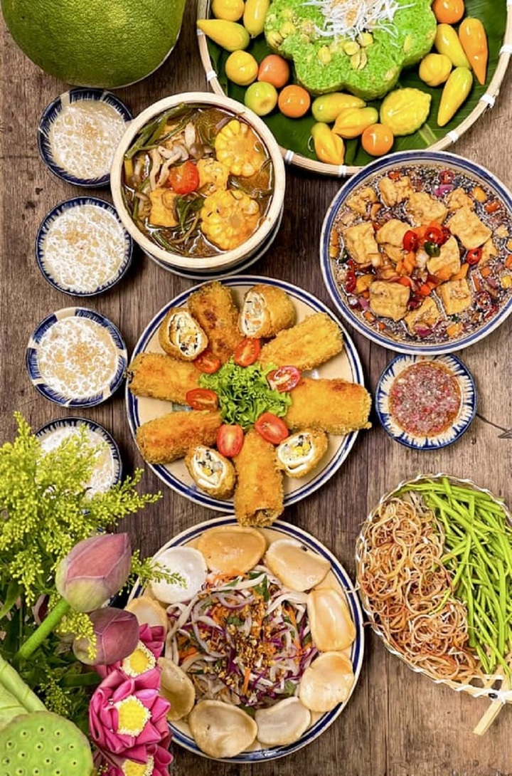 Mâm cỗ chay với các món xôi hạt sen lá dứa, đậu hũ ngâm tương, gỏi nấm đùi gà, chả giò chiên xù. (Ảnh Đan Vy)