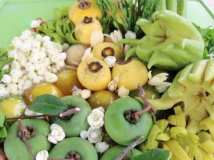 Chủ mâm cỗ này là chị Vũ Thu Hương ở Hà Nội - người mẹ đảm đang quen mặt trên mạng xã hội bởi thường xuyên chia sẻ những mâm cơm ngon hay mâm lễ đẹp, trang trọng.