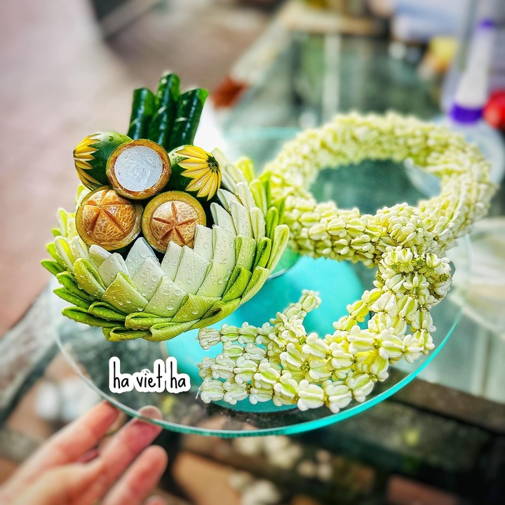Mâm lễ đi chùa với đài sen, trầu cau và vòng hoa bồng bồng. (Ảnh: Ha Viet Ha)