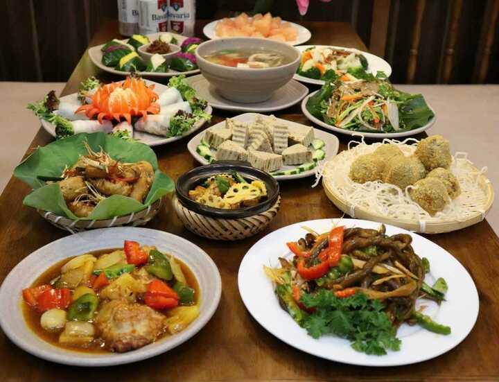 Tháng 7 Âm lịch là tháng quan trọng trong đời sống tâm linh người Việt, vì vậy nhiều gia đình sửa soạn lễ cúng mùng 1 tháng này cầu kỳ, công phu hơn những tháng khác. (Ảnh: Chung Ta)