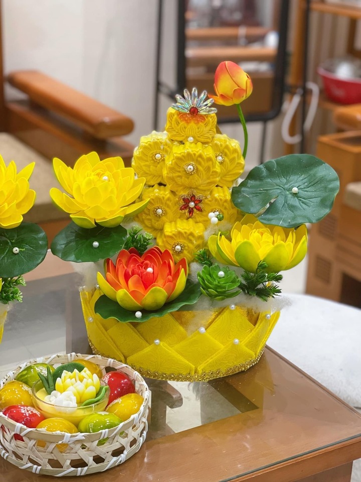 Mâm lễ đơn giản nhưng rất bắt mắt với điểm nhấn là oản hoa sen. (Ảnh: Hằng Vu)