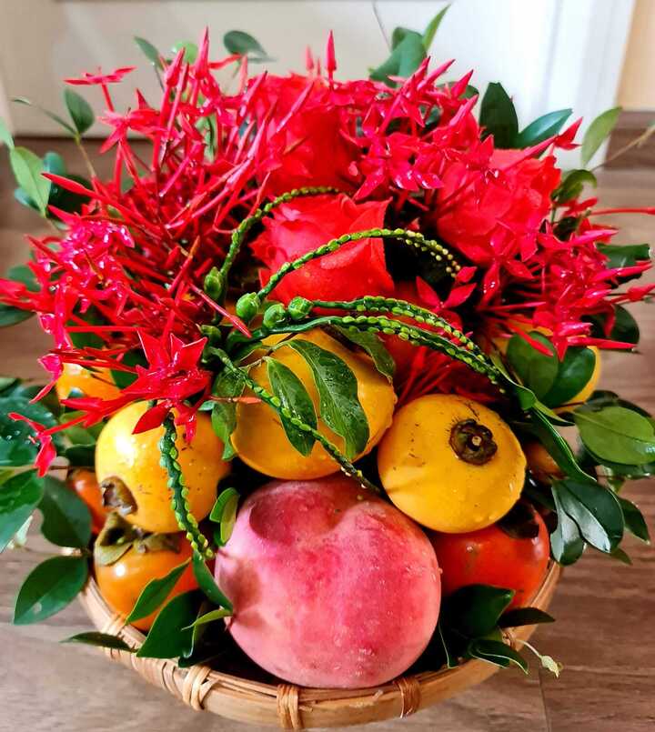 Mâm lễ trái cây dâng lên ban thờ tổ tiên có đủ hương của mùa thu với những trái thị thơm lừng xen lẫn mùi hương của hoa mẫu đơn. (Ảnh: Hai Nguyen Thi)