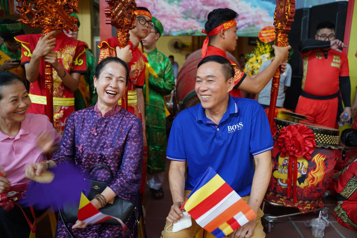 Bà Cúc "Gia đình mình vui bất thình lình" cho biết, chồng chị là người ít khi thể hiện cảm xúc, không bao giờ nói những lời đẹp đẽ, hoa mỹ hay có những hành động lãng mạn.