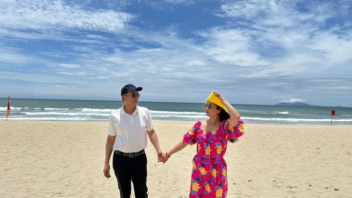 Chia sẻ về bạn đời, NSND Lan Hương cho biết chị may mắn khi gặp "nửa kia" hiền lành, biết hỗ trợ, giúp đỡ vợ, luôn hiểu và thông cảm cho công việc của vợ.