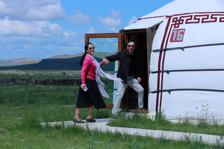 Ngoài tài diễn xuất và tình yêu với nghề, vợ chồng NSND Lan Hương - Đỗ Kỷ còn được khán giả yêu mến bởi cuộc hôn nhân hơn 3 thập kỷ. Họ là bạn học từ những ngày học cấp 3 tại trường Kim Liên, Hà Nội, sau đó lại tiếp tục là đồng hành ở Nhà hát Kịch Việt Nam.