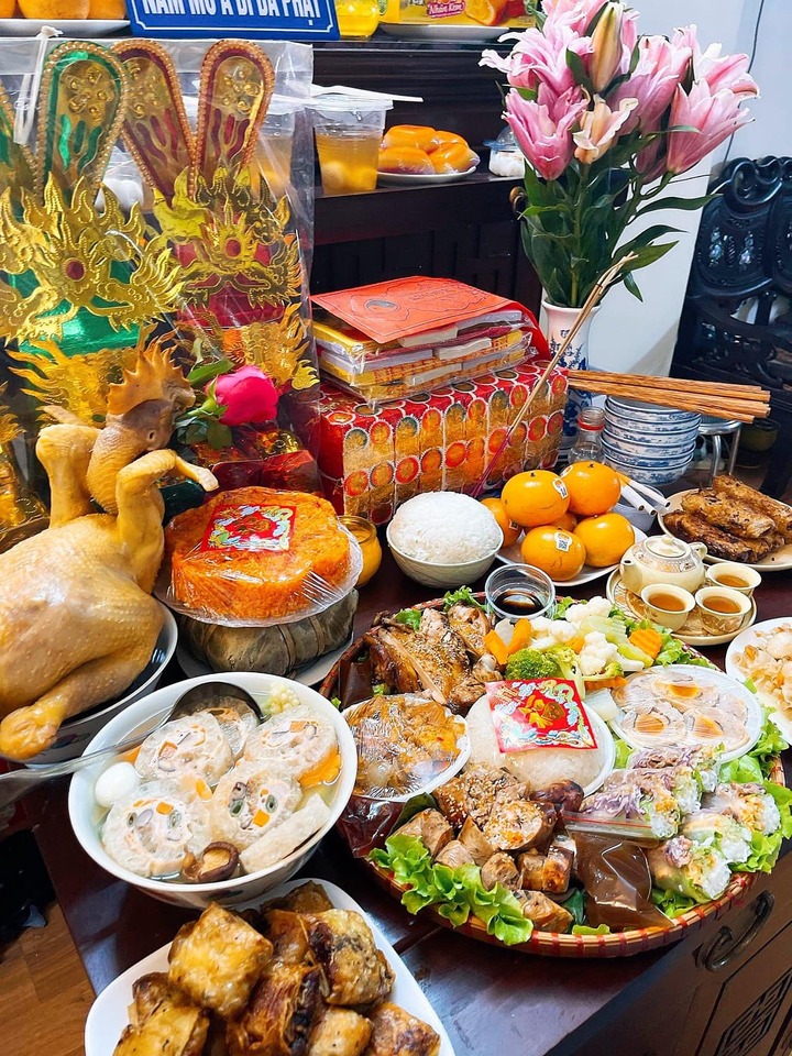 Mâm lễ mặn cúng ngày đầu tháng cô hồn có đủ các món truyền thống nhiều màu sắc. (Ảnh: Lưu Anh)