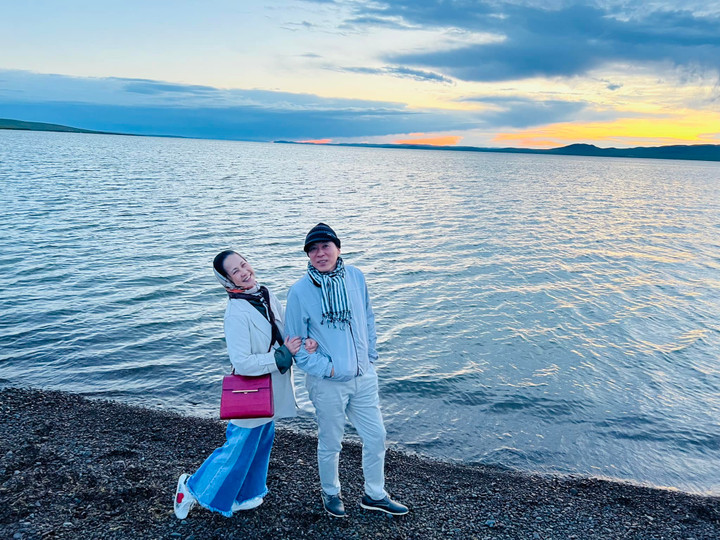 Nam nghệ sỹ nhắn nhủ bạn đời: "Ở tầm này chả mấy người còn háo hức đón chào tuổi mới nữa bạn nhỉ? Nhưng không có lời nào với bạn cũng thấy sao sao ấy. Chỉ biết cầu mong bạn luôn khỏe và mình không chán nhau".