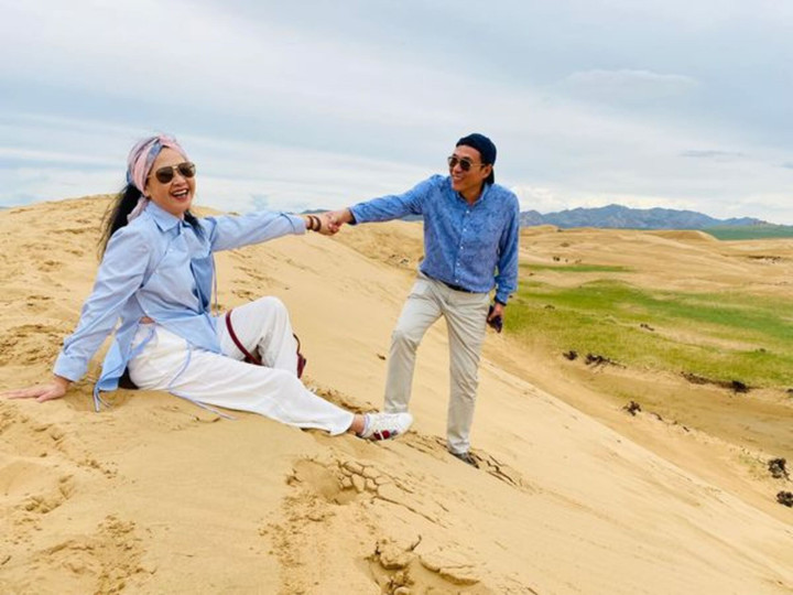 "Anh Kỷ ở nhà là tôi rất yên tâm vì anh làm được tất cả mọi việc. Thậm chí, ngoài việc chăm con, anh Kỷ còn chăm sóc cả bố mẹ già bởi tôi ở trong gia đình 4 thế hệ", NSND Lan Hương cho biết.