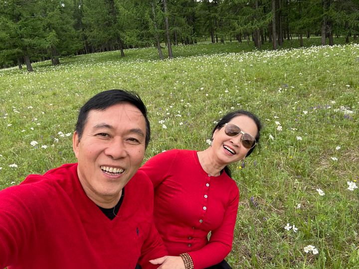 Nhân dịp sinh nhật bà xã - NSND Lan Hương, NSƯT Đỗ Kỷ chia sẻ loạt khoảnh khắc đẹp của hai vợ chồng.