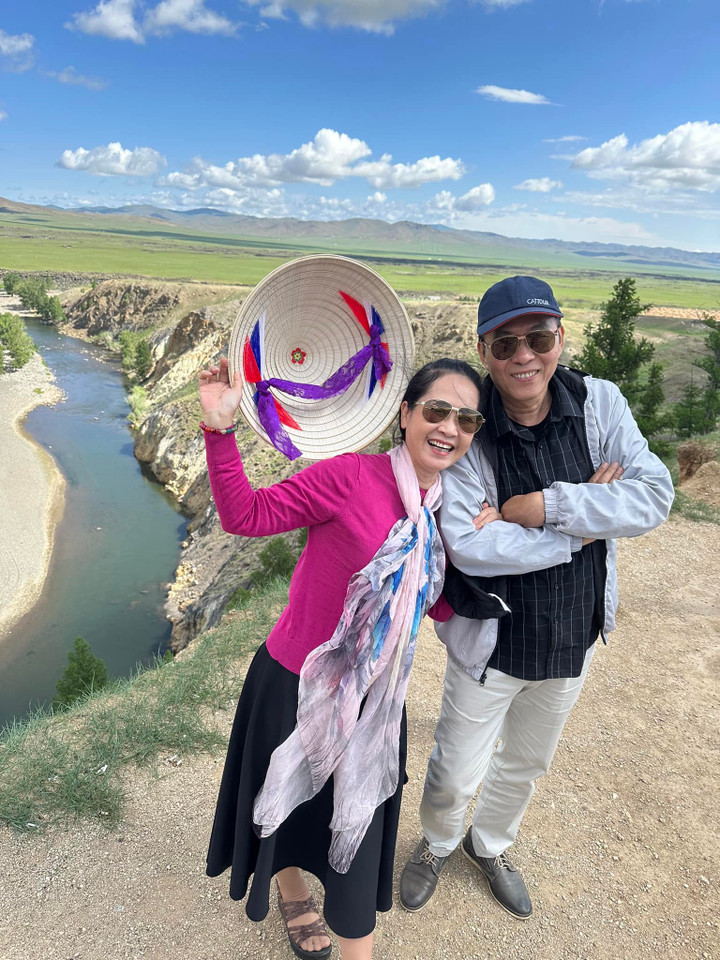 Dưới bài đăng của NSƯT Đỗ Kỷ, nhiều đồng nghiệp, khán giả gửi lời chúc mừng sinh nhật nghệ sỹ Lan Hương, đồng thời bày tỏ lòng ngưỡng mộ đối với cuộc hôn nhân bền chặt cũng như tình cảm ấm áp họ dành cho nhau.