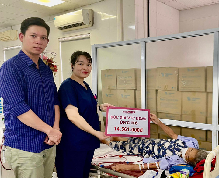 Bệnh nhân Trần Thị Luận nhận số tiền ủng hộ hơn 14 triệu đồng.