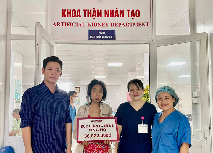 Bệnh nhân Vũ Thị An Khanh nhận số tiền ủng hộ hơn 38 triệu đồng.