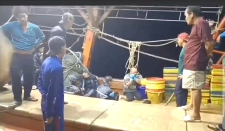 Các ngư dân bị đánh đập dã man trên tàu cá. Ảnh chụp màn hình.