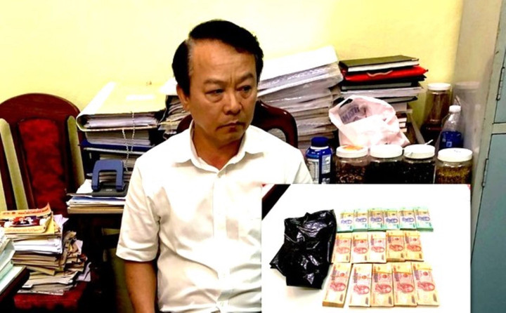 Ông Võ Đình Sớm thời điểm bị bắt cùng số tiền nhận hối lộ.