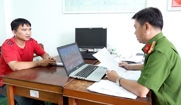 Lê Hoàng Vũ tại cơ quan điều tra. (Ảnh: Tiến Tầm)