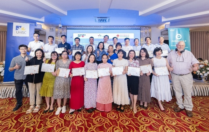 Khóa học ngắn hạn về kỹ năng lãnh đạo chuyển đổi và tư duy thiết kế do Đại học Sunshine Coast phối hợp cùng Aus4Skills thực hiện.