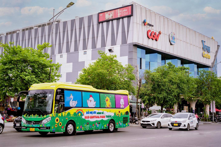 Những chuyến xe miễn phí đưa đón cư dân và khách tham quan dự án.