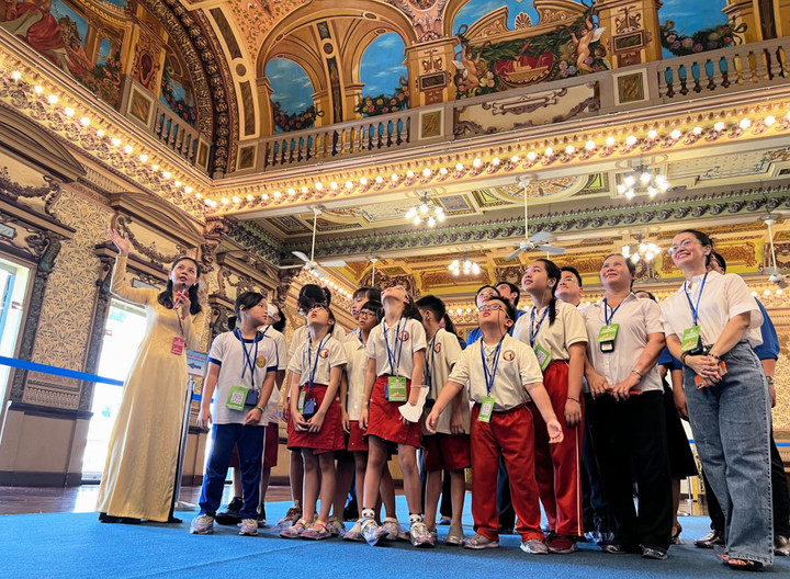 Đoàn khách tham quan trụ sở HĐND, UBND TP.HCM. (Ảnh: Quốc Thái)