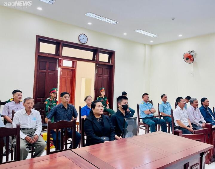Người thân mang di ảnh của nữ sinh xấu số đến dự tòa.