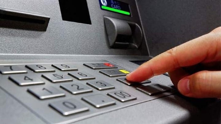Bạn sẽ nguy cơ bị mất tiền khi ai đó biết được mã số thẻ ATM và mã PIN.