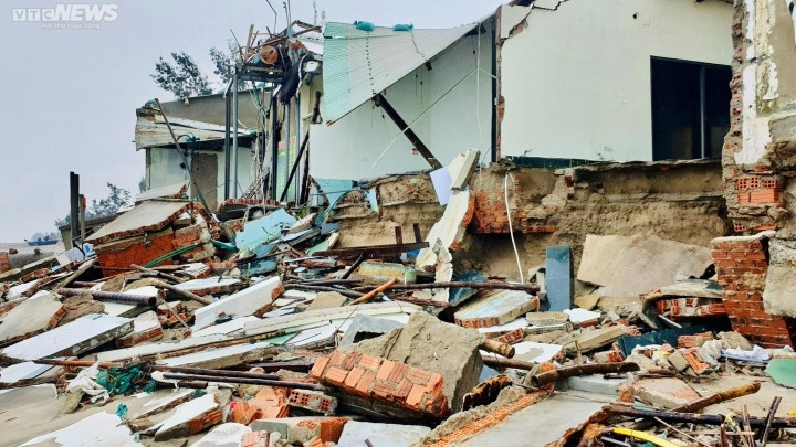 Chủ tịch tỉnh Quảng Nam chỉ đạo phải kiên quyết di dời người dân và tài sản ra khỏi khu vực nguy hiểm.