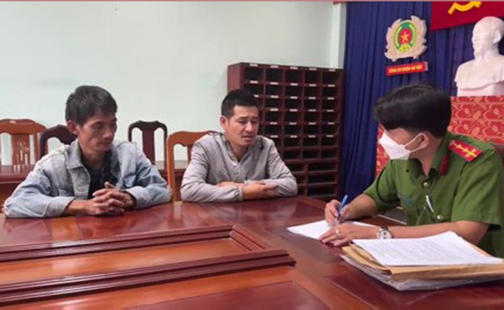 Lực và Đông tại cơ quan công an.