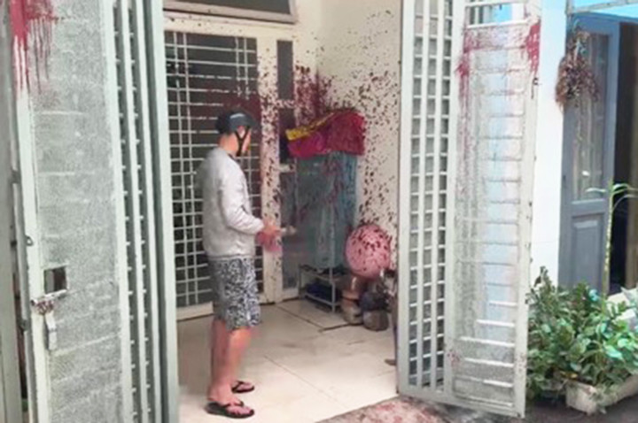 Sơn pha mắm tôm hai đối tượng tạt vào nhà chị S.