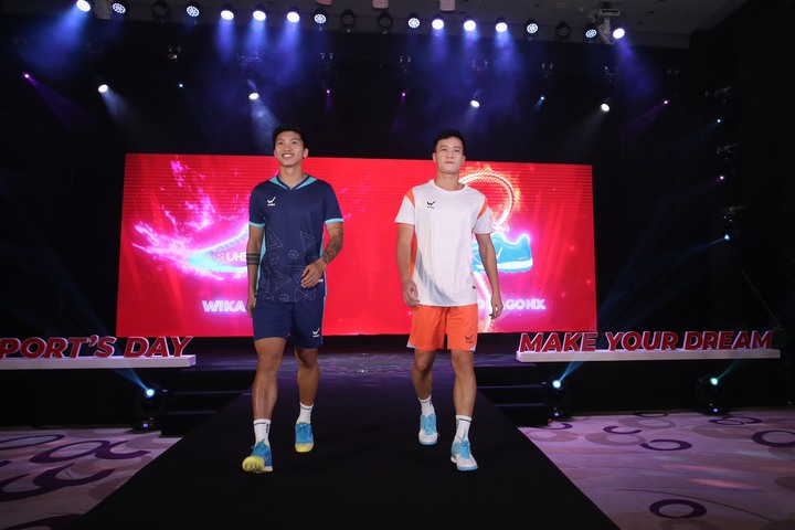 Văn Hậu, Hoàng Đức sánh bước trên sàn catwalk.
