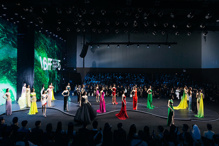 Top 44 thí sinh Miss Grand Vietnam - Hoa hậu Hòa bình Việt Nam 2023 vừa hoàn thành phần thi Best in Swimsuit (Người đẹp áo tắm) và tham gia show thời trang Vietnam Beauty Fashion Fest 5. Các người đẹp xuất hiện trong những trang phục từ NTK Võ Thanh Can, Ivan Trần và Hoàng Tony.