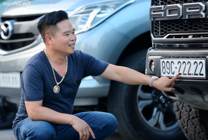 Còn anh Phạm Đình Vinh (đường Láng, Đống Đa, Hà Nội) mang theo chiếc xe sở hữu biển ngũ quý 2 để tham gia giao lưu. Theo anh Vinh, để có thể sở hữu chính chủ chiếc xe mang biển đẹp này, anh đã phải chuyển hộ khẩu về tỉnh Hưng Yên để sang tên.