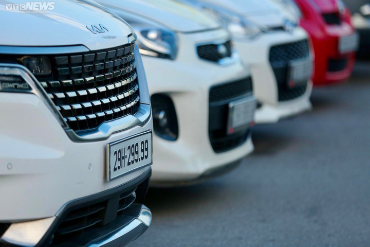 Anh Hoàng rất vui khi khoe biển số siêu đẹp sẽ được sở hữu vĩnh viễn.